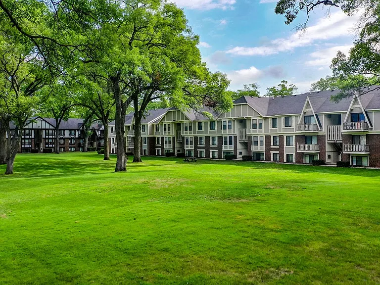 Glen Oaks Apartments — Photo 16