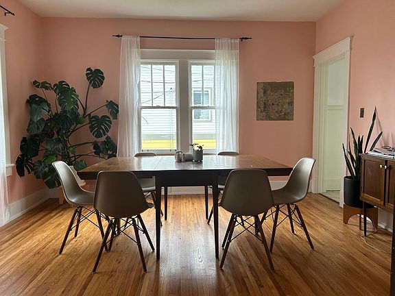 Dining room (before awesome wallpaper)