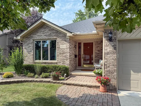 6821 Carriage Creek Dr, Washington, MI 48094