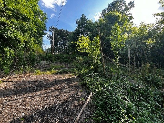 2nd image of 922 Center Rd