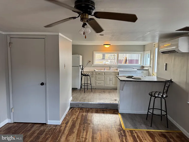 749 Center Rd — Photo 2