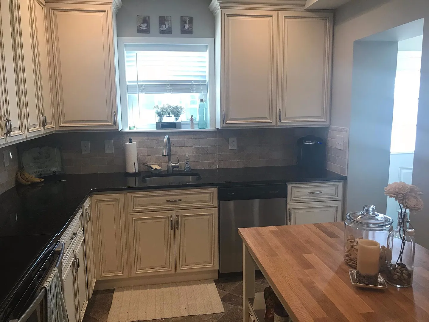 Beautiful 4 bedroom, 2.5 bath home — Photo 3