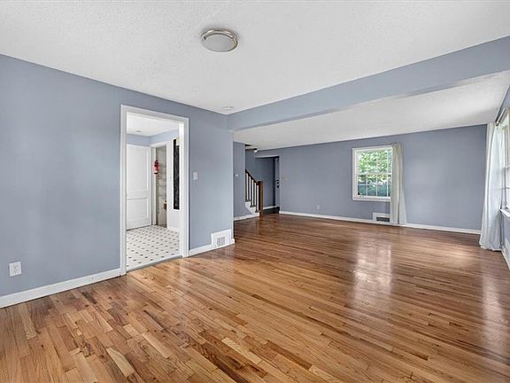 5th image of 636 E 63rd Ter