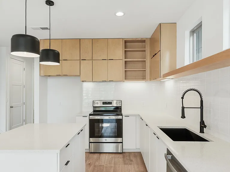 3060 Edwin Cir — Photo 6