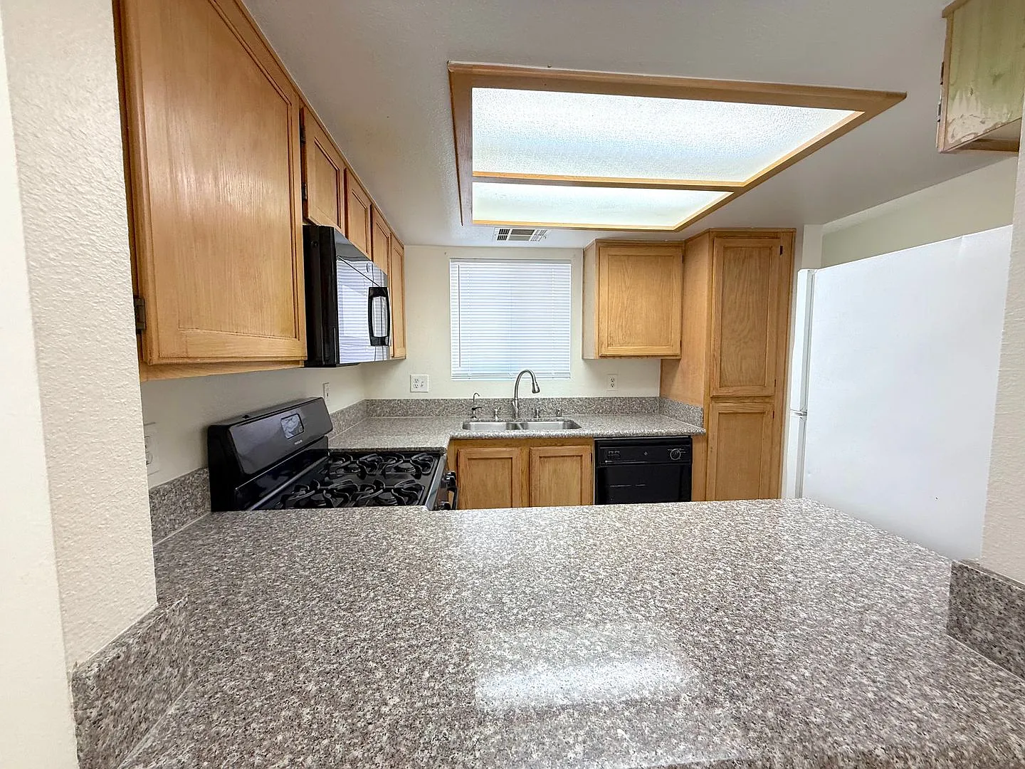 Spacious 2bed/2bath Condo * First Floor Unit* — Photo 3