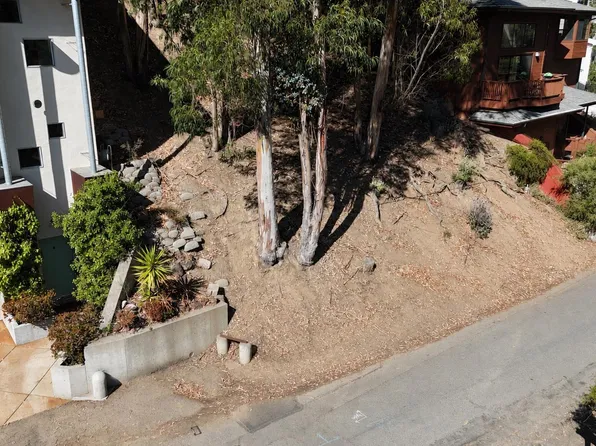 1830 Arrowhead Dr, Oakland, CA 94611