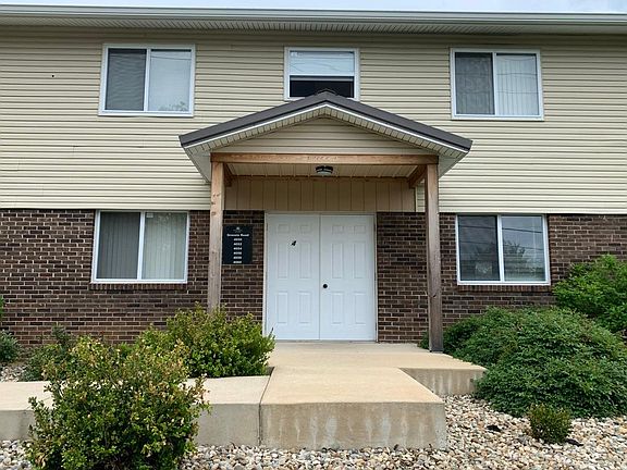 Front of building
5 units in building