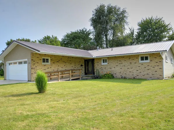 902 Pennyoaks Dr, Macomb, IL 61455