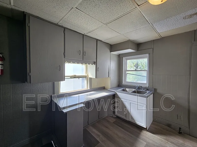 3 bed, 1.0 bath, 1047 sqft, $925 — Photo 2