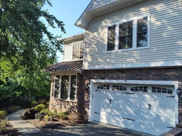 19 Summit Dr