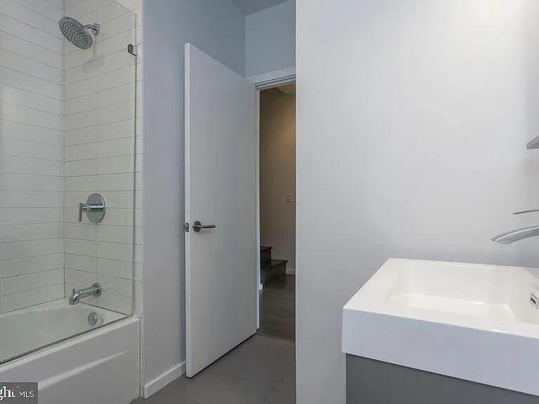 527 W Jefferson St — Photo 10