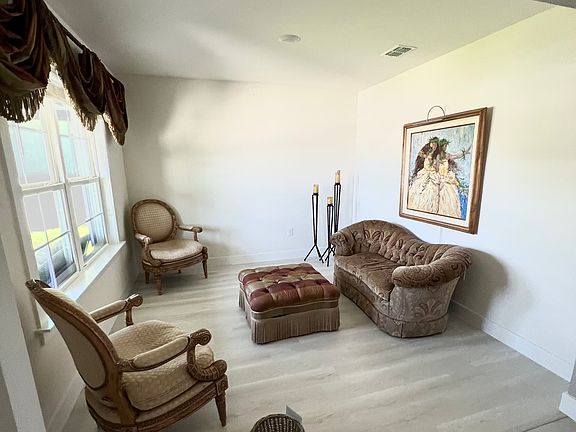 3rd image of 318 Sunset View Dr