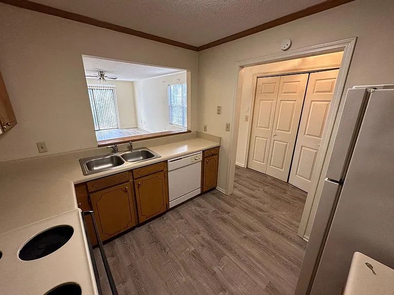 606 N Pointe Crk — Photo 3