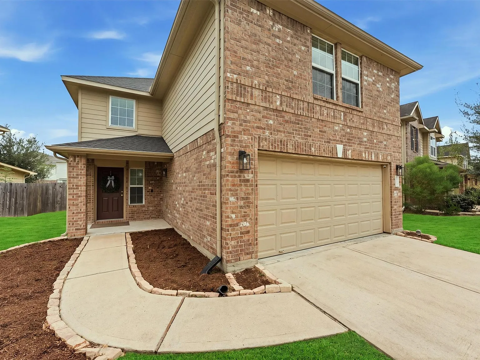 4 bed, 2.5 bath, 2360 sqft, $2,400 — Photo 1