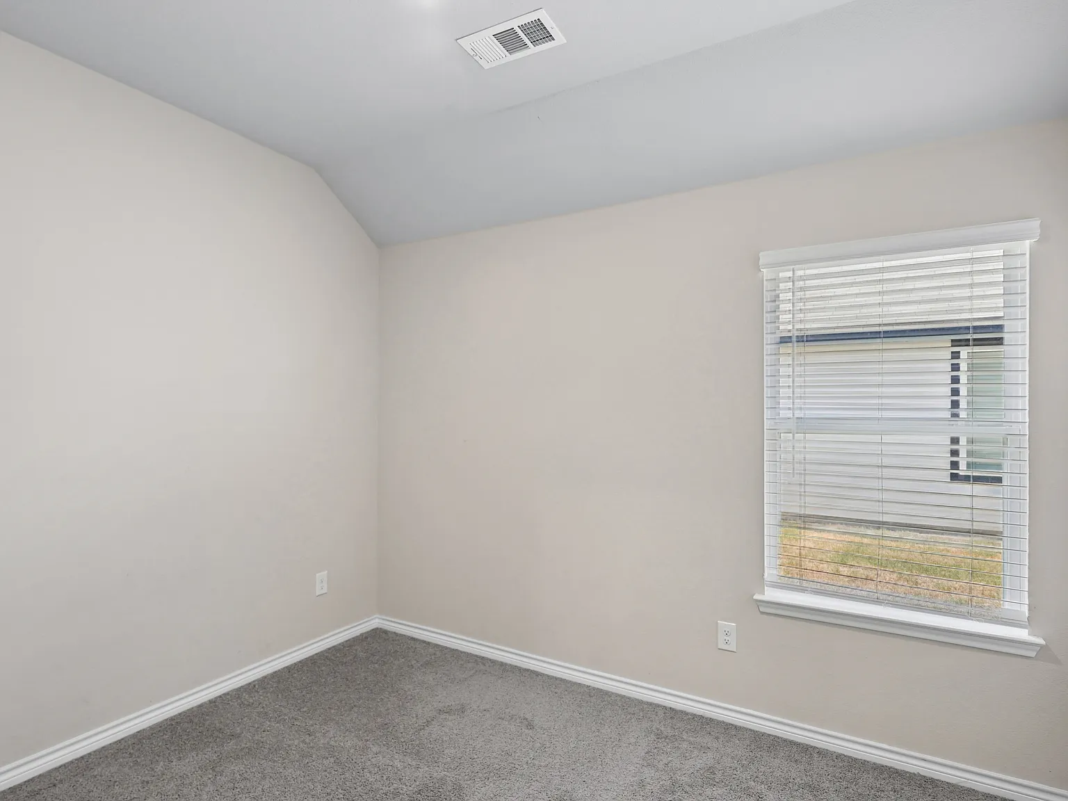 3 bed, 2.5 bath, 1721 sqft, $2,100 — Photo 2