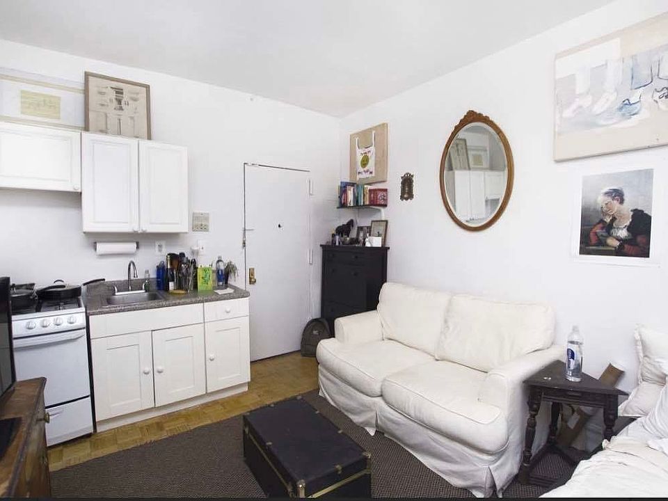 2nd image of 172 Waverly Pl #1W