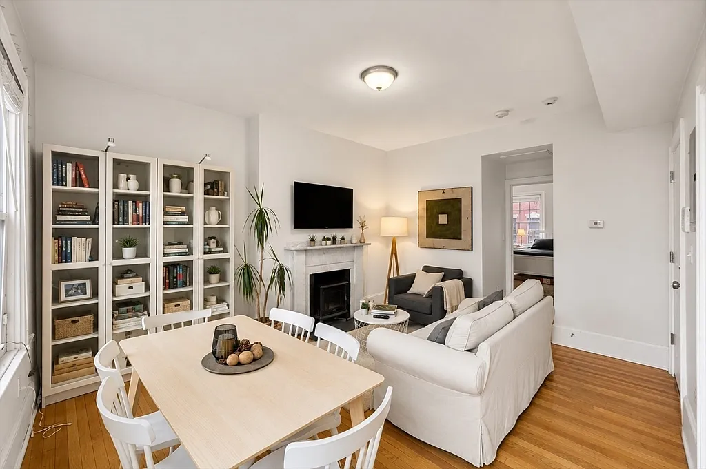 2 bed, 1.0 bath, 892 sqft, $4,200 — Photo 2