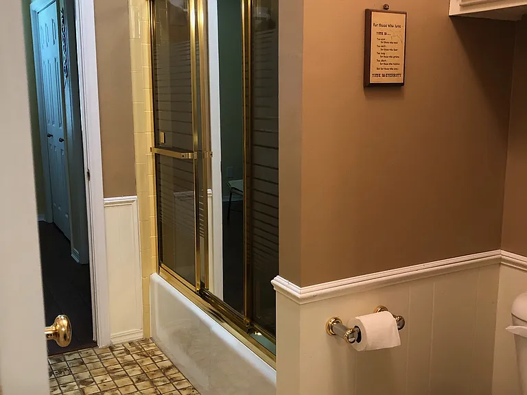 Jack and Jill bathroom between front two bedrooms (pic 2)