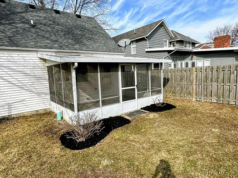 226 W William St — Photo 2