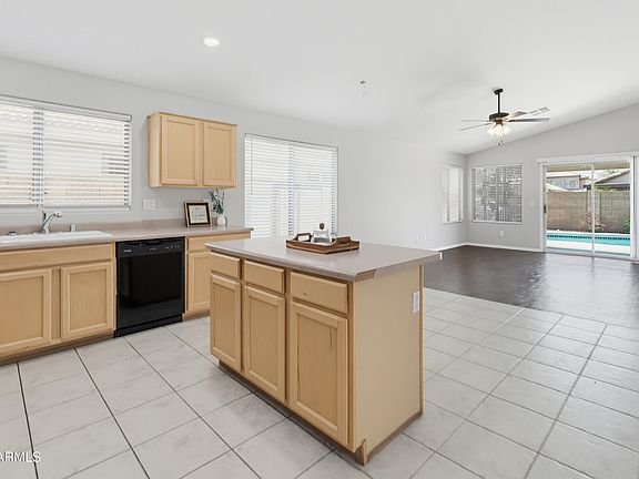 5th image of 543 W Grovers Ave
