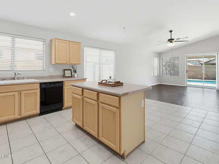 543 W Grovers Ave — Photo 5