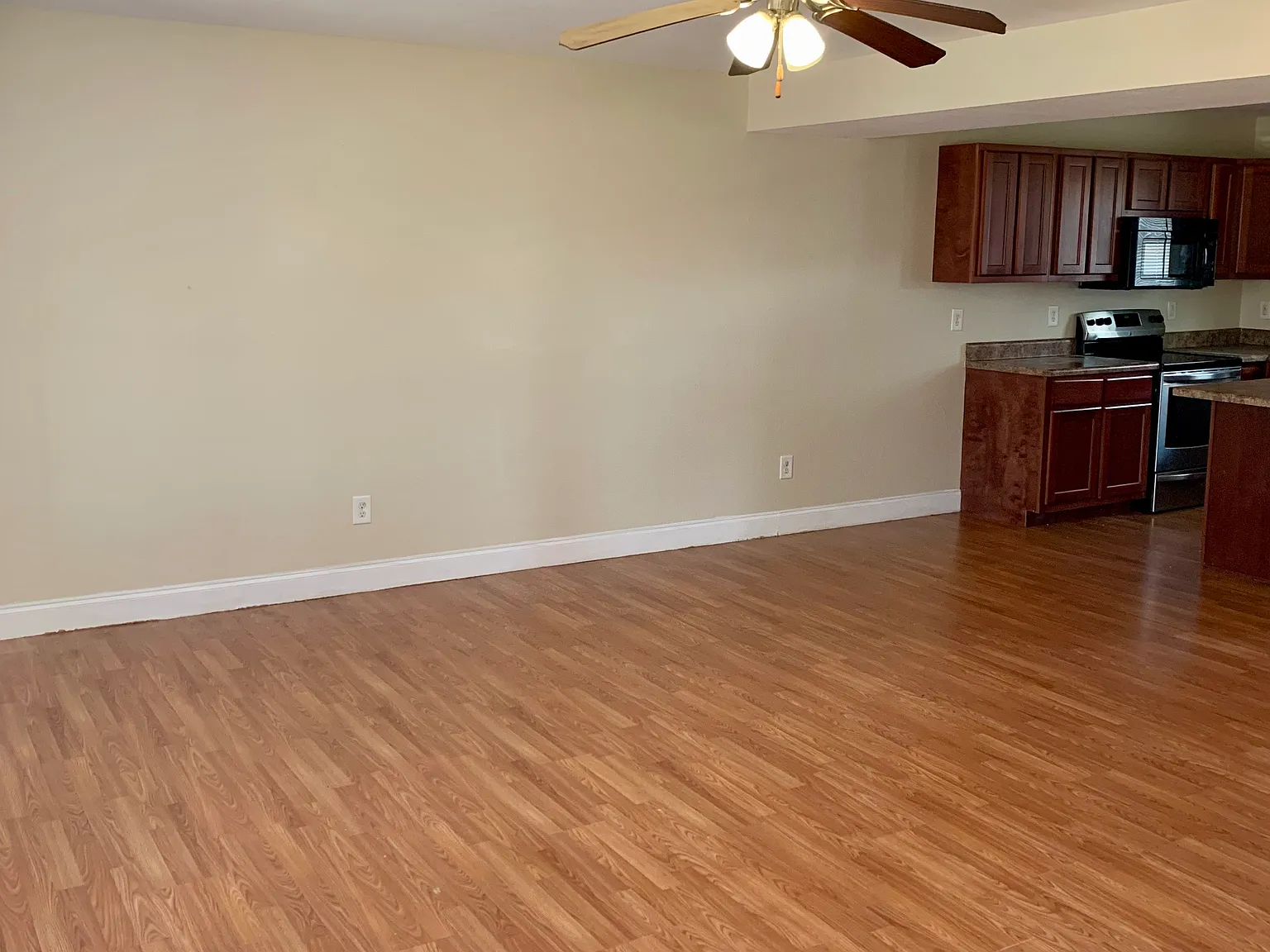 3 bed, 1.5 bath, 1200 sqft, $1,100 — Photo 2