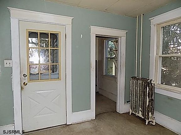 2nd image of 104 W Pacific Ave