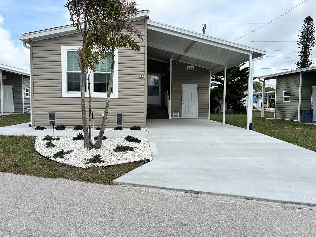 3 bed, 2.0 bath, 1042 sqft, $1,299 — Photo 1