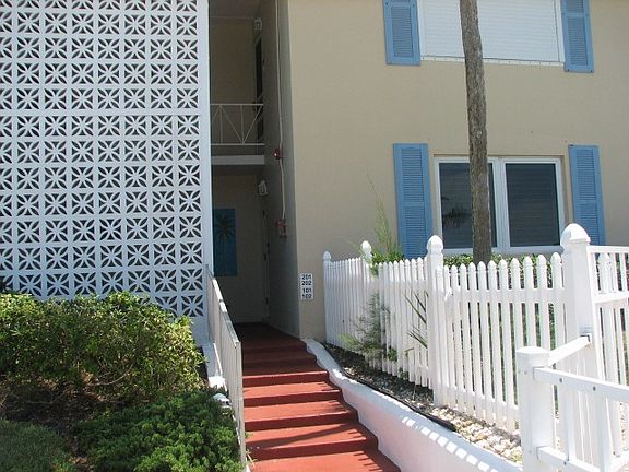 4th image of 1065 Gulf Shore Blvd N APT 202