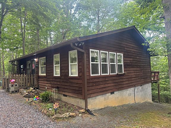 2nd image of 210 Holly Ridge Ln