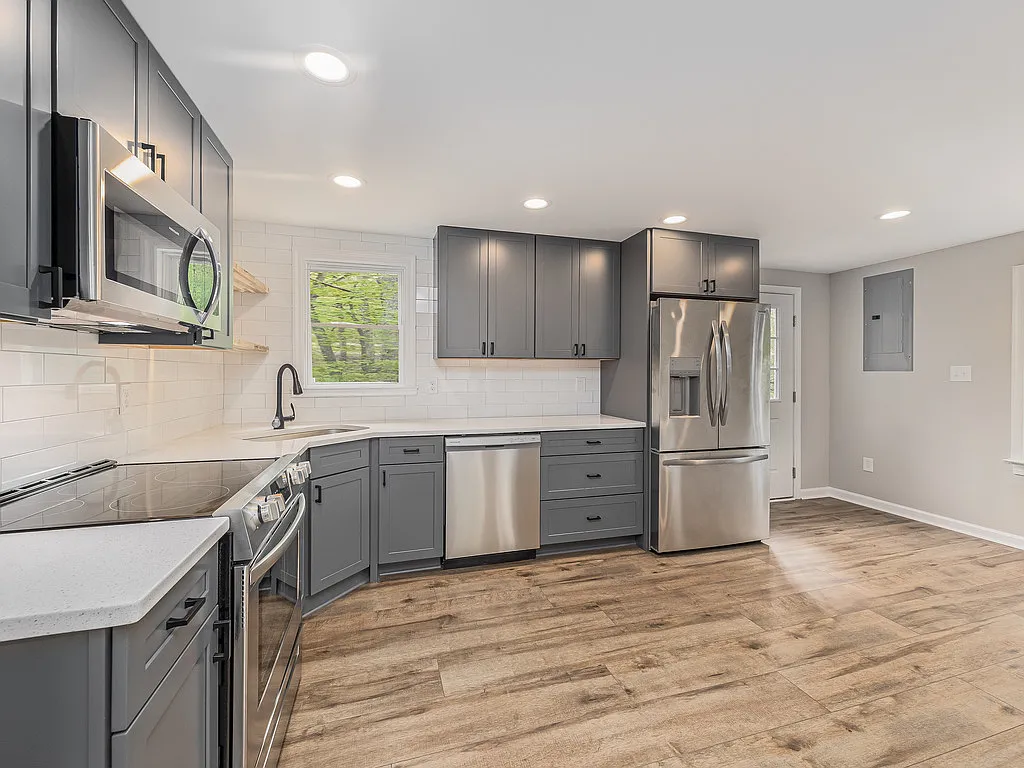 3 bed, 960 sqft, $2,300 — Photo 3