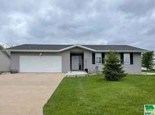 1103 13th St NE, Sioux Center, IA 51250