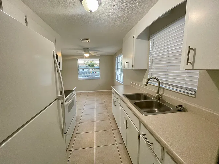 619 Shore Rd — Photo 7