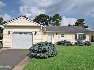 16 Leighton Ct, Toms River, NJ 08757