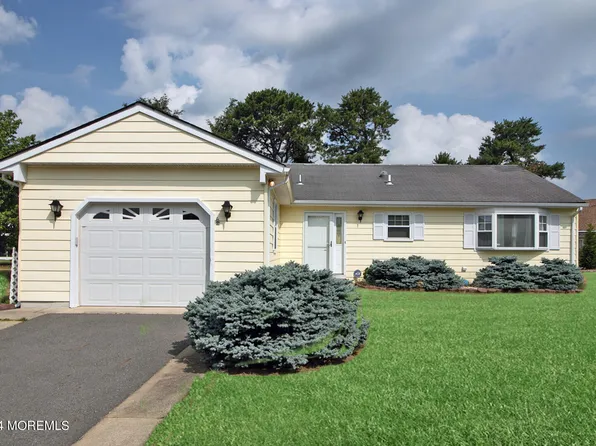 16 Leighton Court, Toms River, NJ 08757