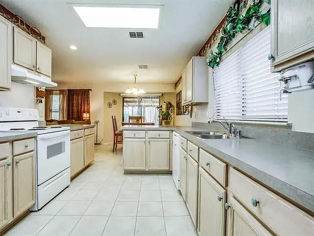3 bed, 1897 sqft, $2,500 — Photo 2