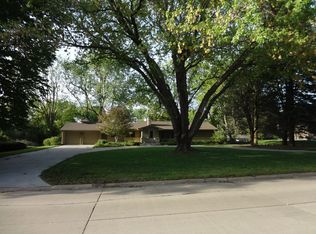 9518 Davenport St, Omaha, NE 68114
