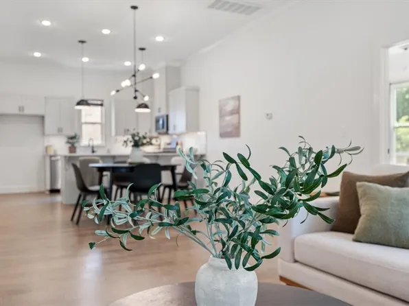 2195 N Woodlark Ln, Fayetteville, AR 72704