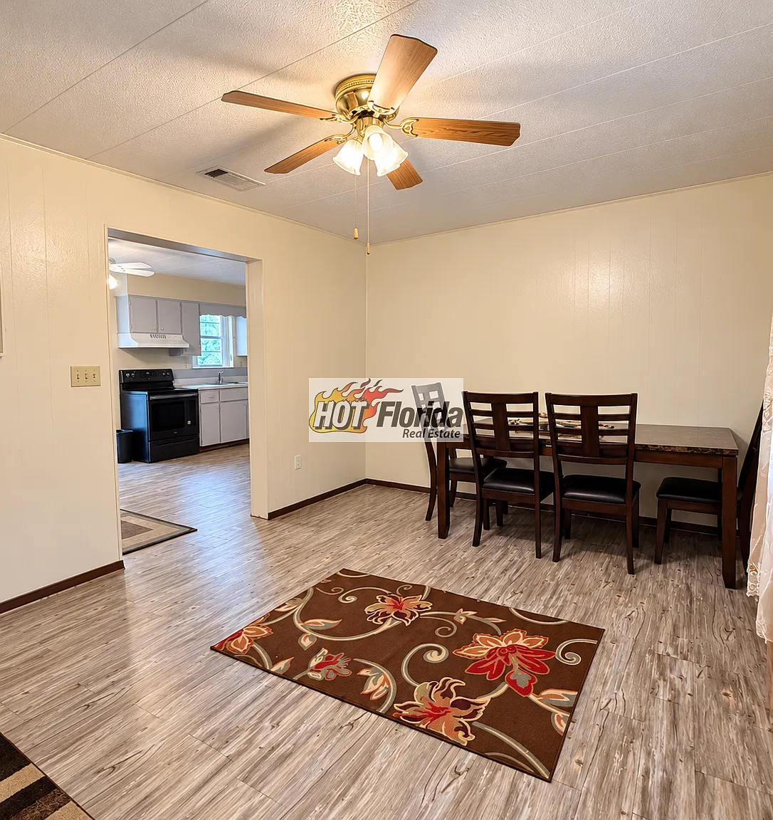Charming 3-bedroom, 1.5-bathroom residence located in the heart of Avon Park. — Photo 2