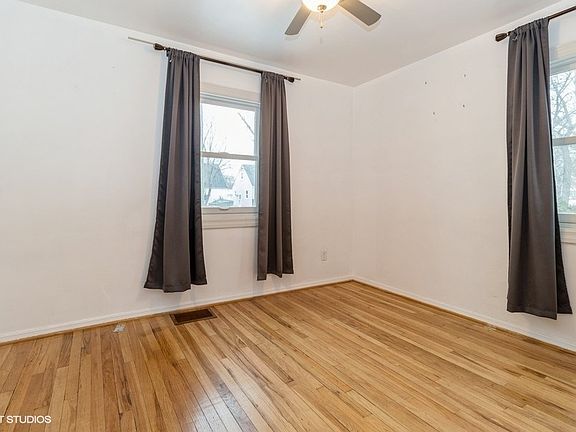 5th image of 210 Earl Ave
