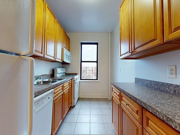 3rd image of 497 W 182nd St APT 5A