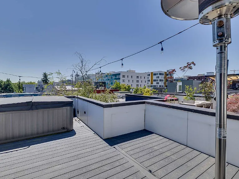 216 10th Ave E — Photo 18