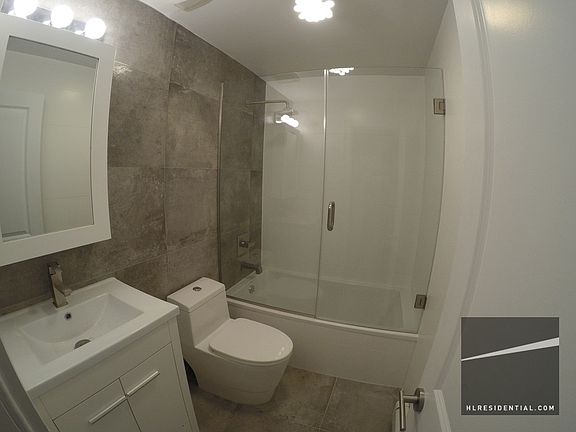 2nd image of 213 Ashland Pl #Flr1grdn