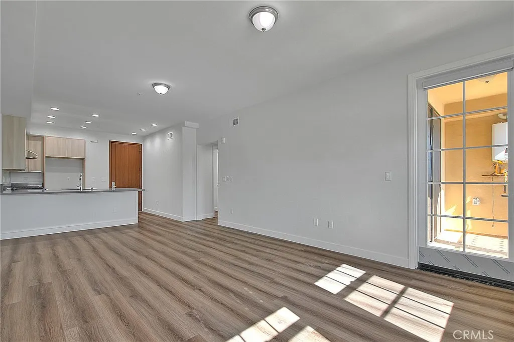 3 bed, 1291 sqft, $2,726 — Photo 3