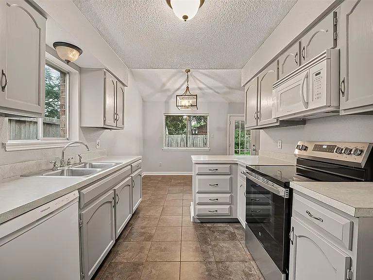 16451 Cavendish Dr — Photo 17
