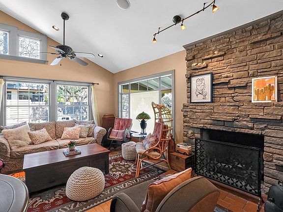 3rd image of 221 Park Ln