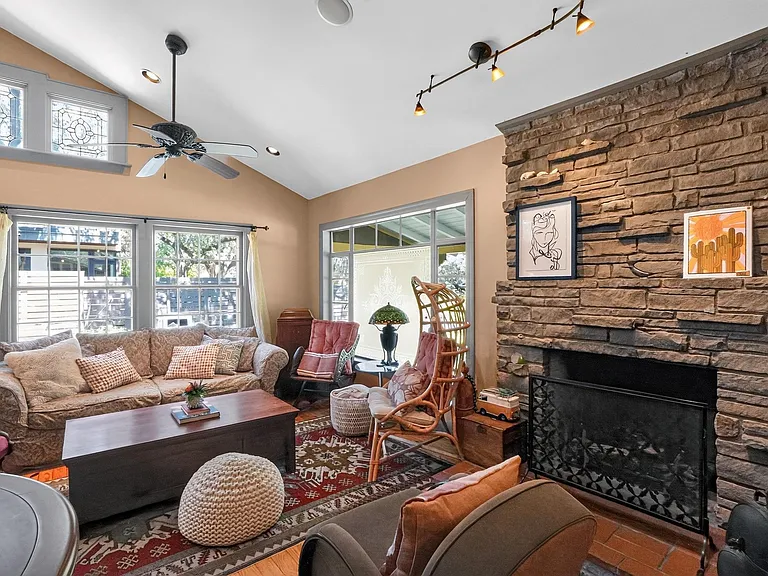 221 Park Ln — Photo 3