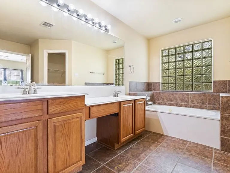 8506 Raton Way — Photo 16