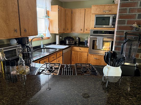 5th image of 61 Butterfield St
