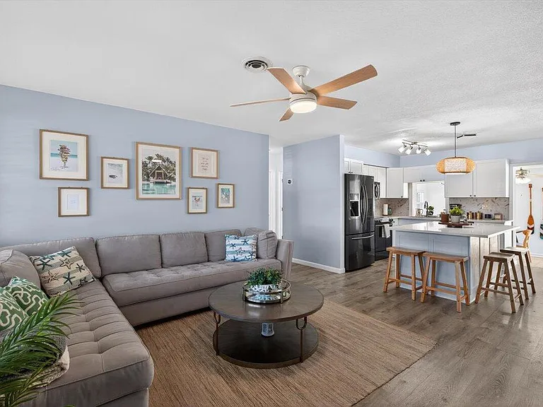 110 NE 30th St — Photo 5
